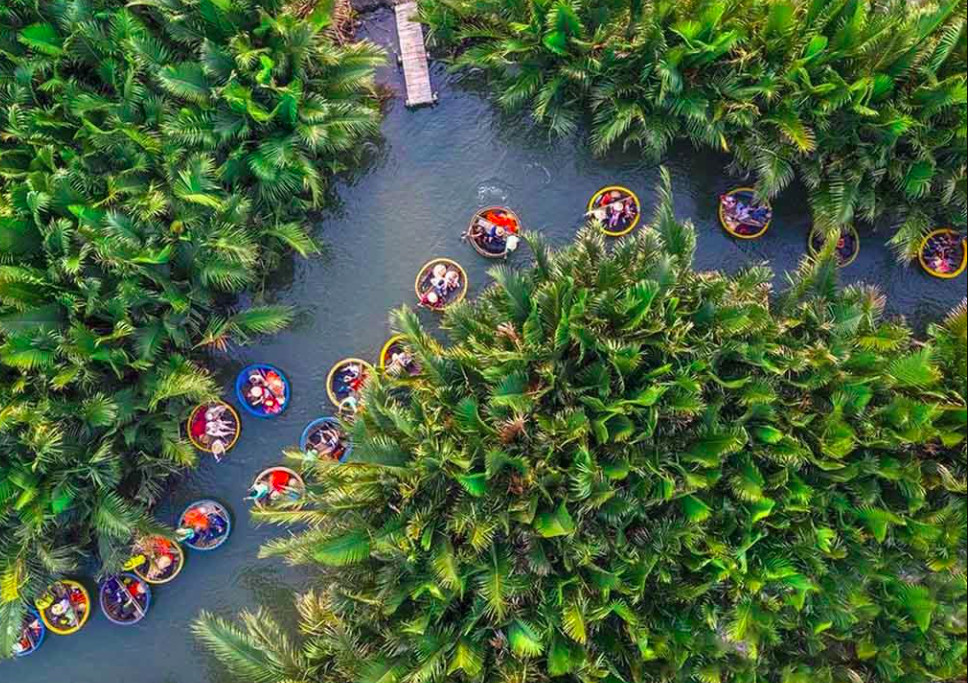 Khung cảnh s&ocirc;ng nước thơ mộng với h&agrave;ng dừa nước bao quanh ở Cẩm Thanh
